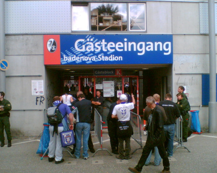 Gästeeingang 10 Minuten vor Anstoss